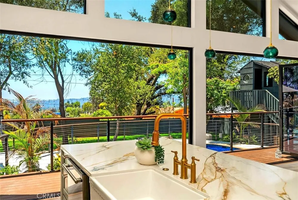 32 W Las Flores Drive Altadena, CA 91001