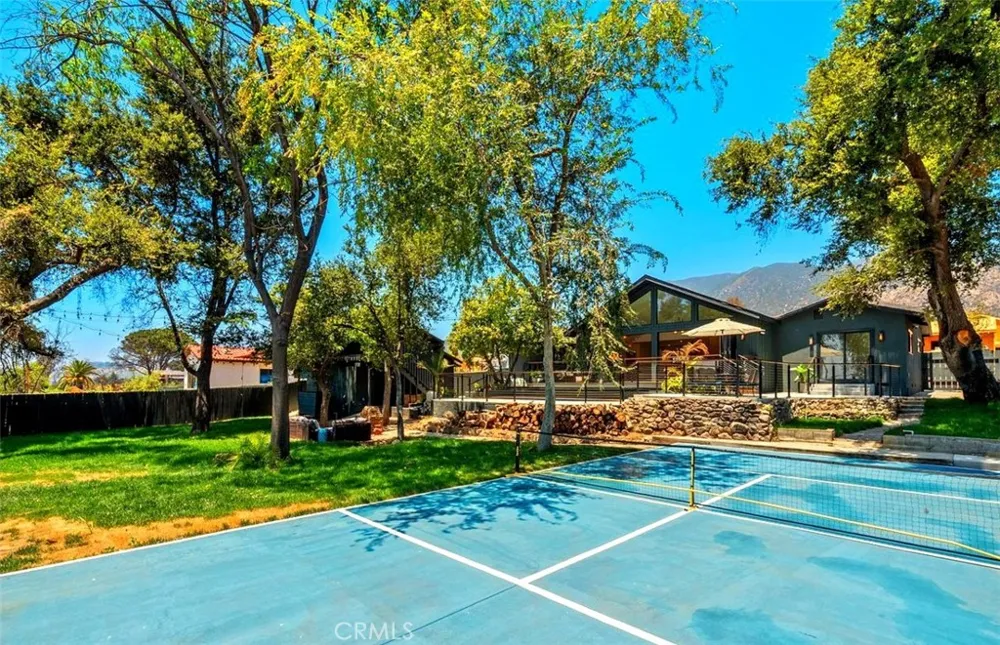32 W Las Flores Drive Altadena, CA 91001