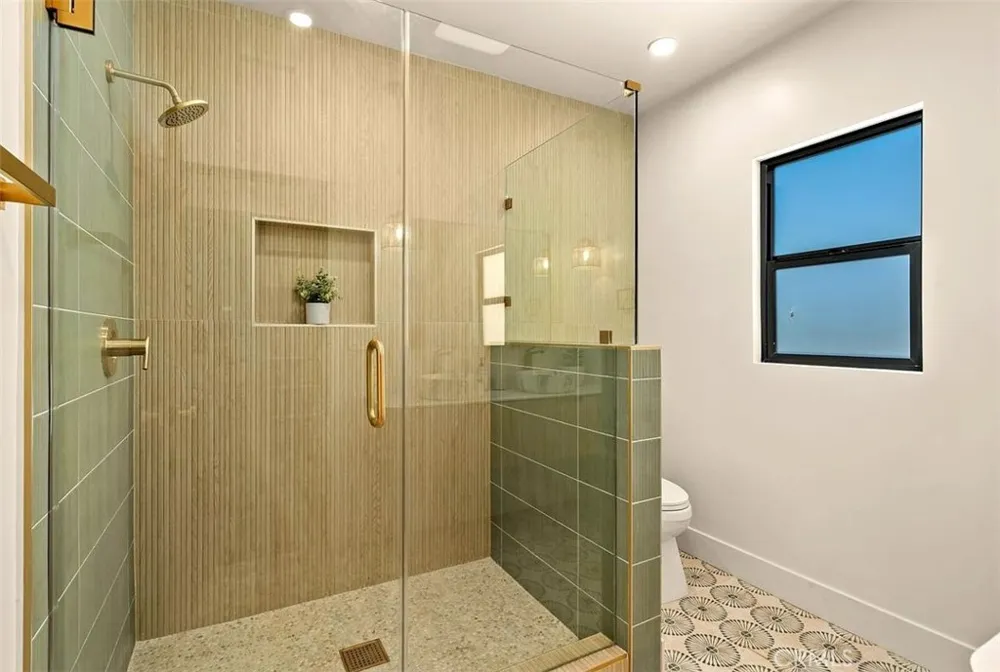 32 W Las Flores Drive Altadena, CA 91001