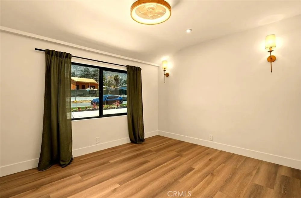 32 W Las Flores Drive Altadena, CA 91001