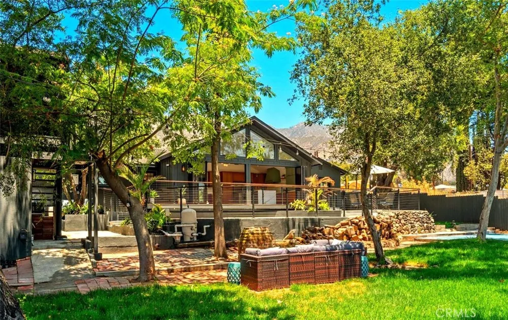 32 W Las Flores Drive Altadena, CA 91001