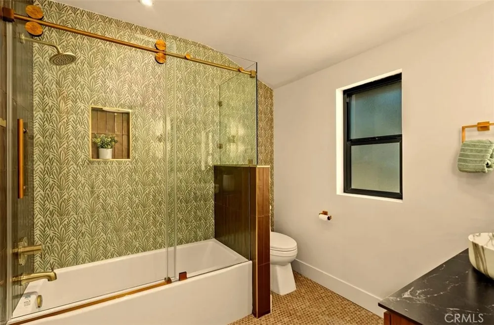 32 W Las Flores Drive Altadena, CA 91001