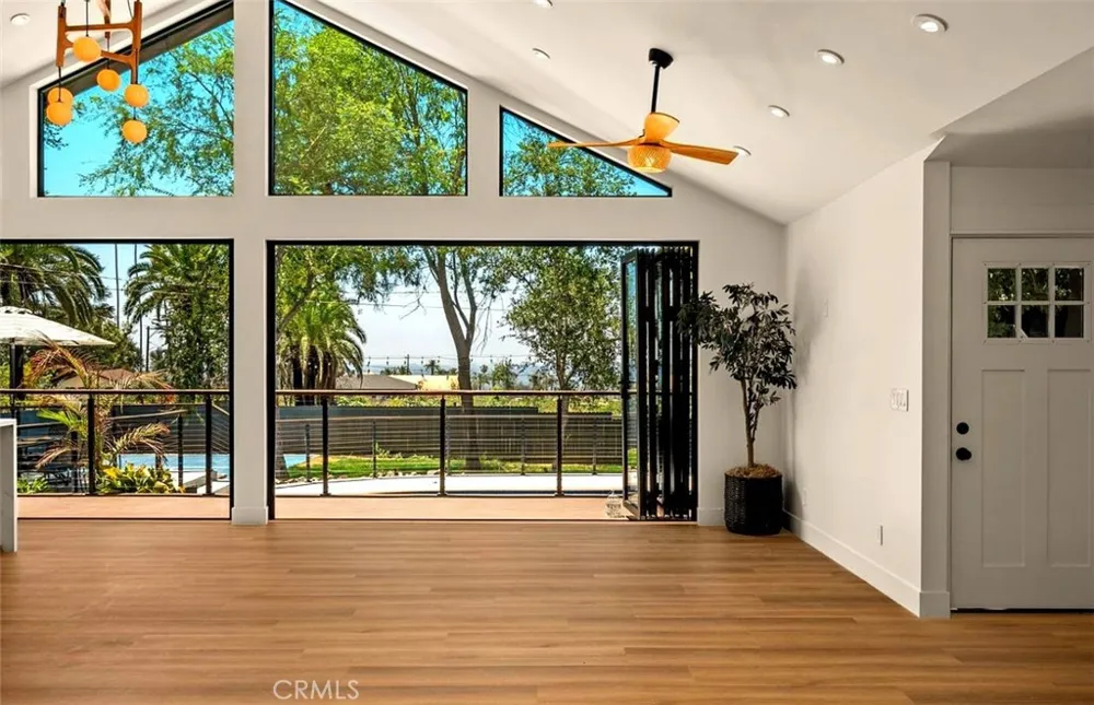 32 W Las Flores Drive Altadena, CA 91001