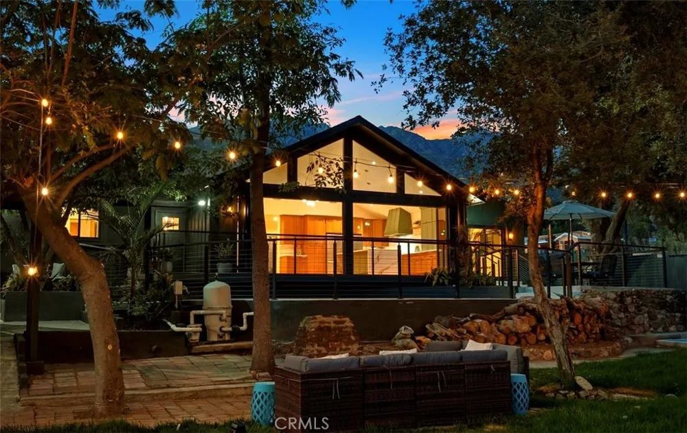 32 W Las Flores Drive Altadena, CA 91001