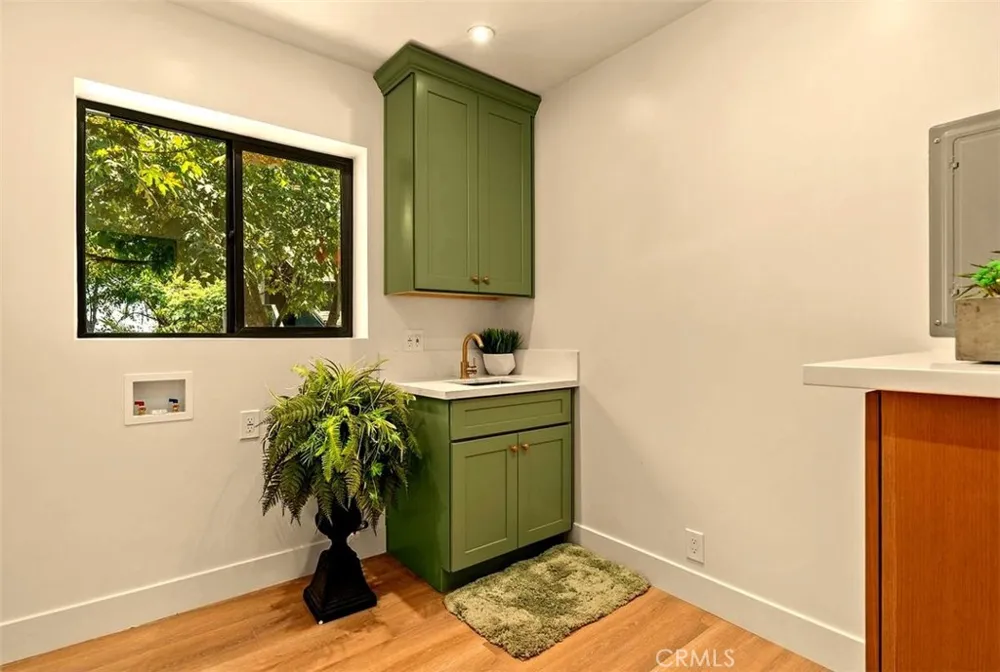 32 W Las Flores Drive Altadena, CA 91001