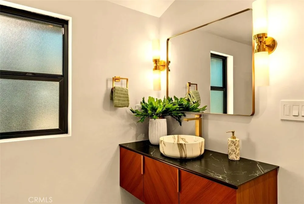 32 W Las Flores Drive Altadena, CA 91001