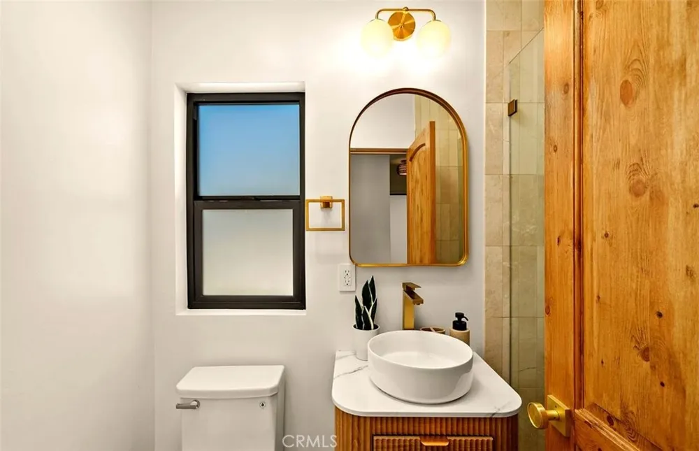 32 W Las Flores Drive Altadena, CA 91001