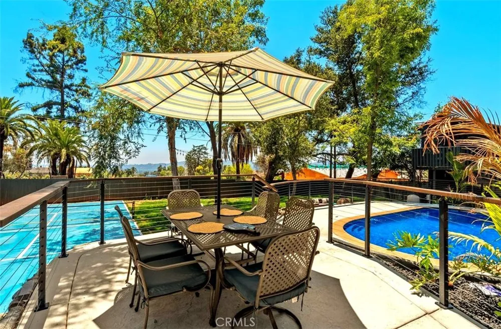 32 W Las Flores Drive Altadena, CA 91001