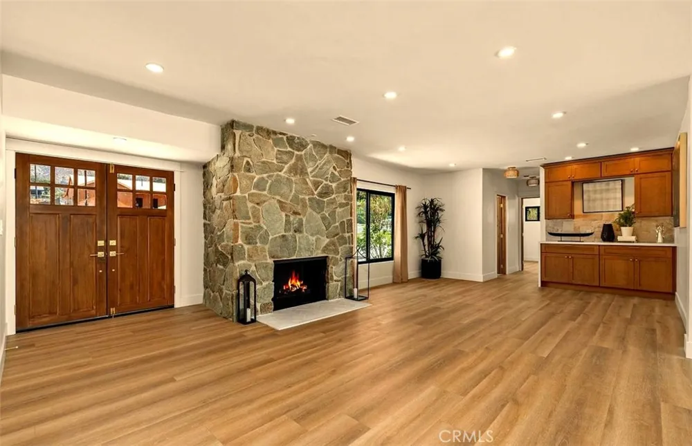 32 W Las Flores Drive Altadena, CA 91001
