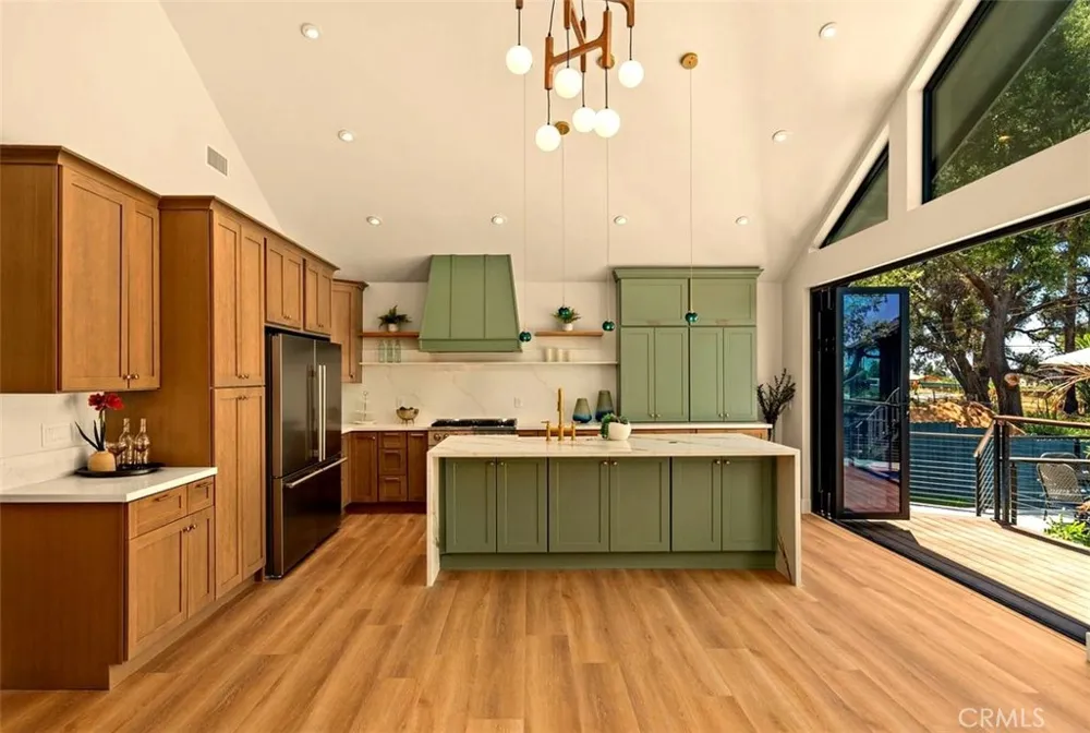 32 W Las Flores Drive Altadena, CA 91001