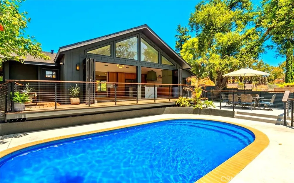 32 W Las Flores Drive Altadena, CA 91001