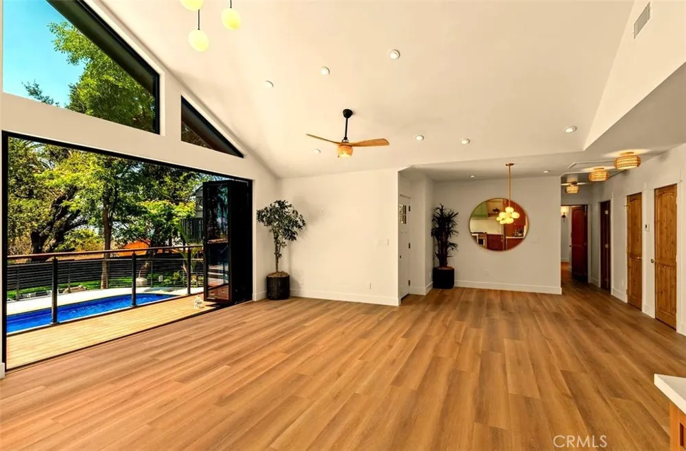 32 W Las Flores Drive Altadena, CA 91001