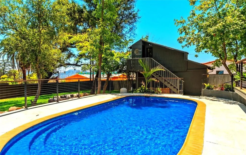 32 W Las Flores Drive Altadena, CA 91001