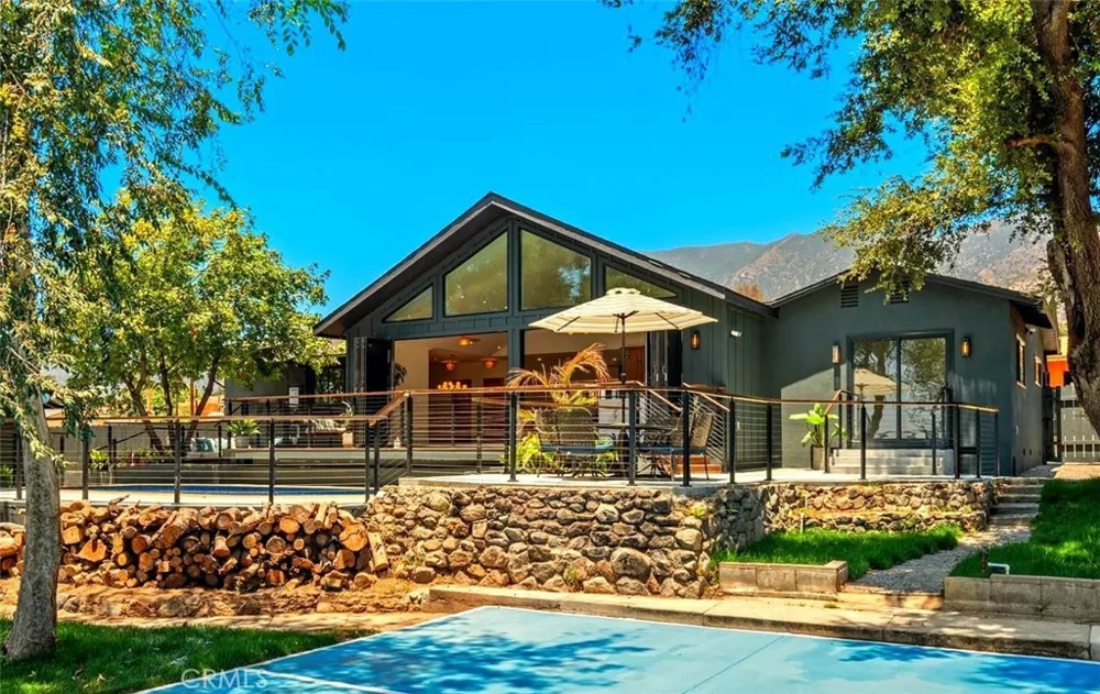 32 W Las Flores Drive Altadena, CA 91001
