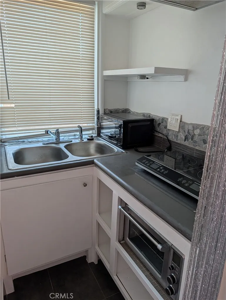 6220 S Fairfax Los Angeles, CA 90056