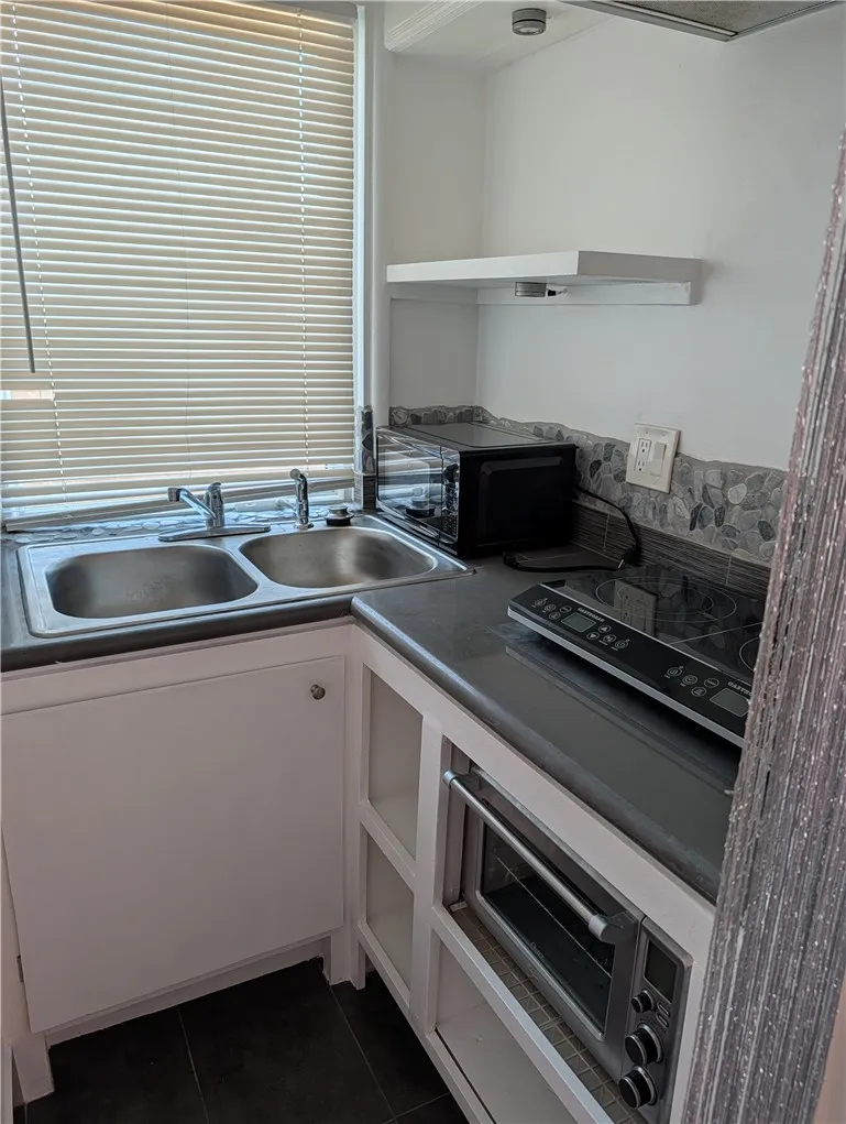 6220 S Fairfax Los Angeles, CA 90056