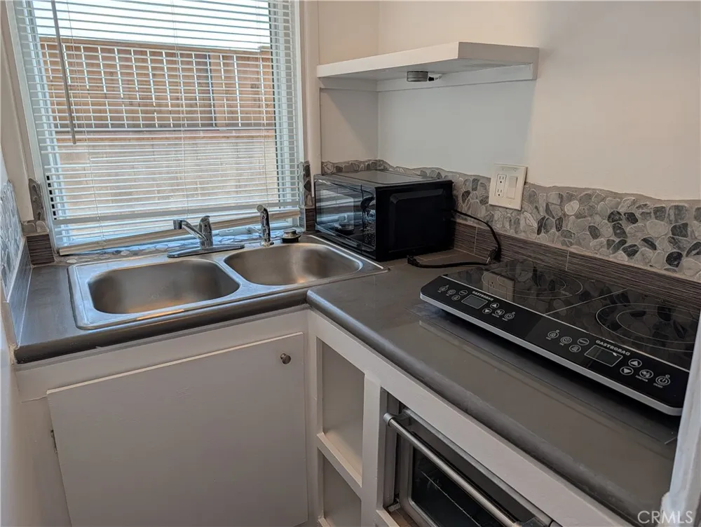 6220 S Fairfax Los Angeles, CA 90056