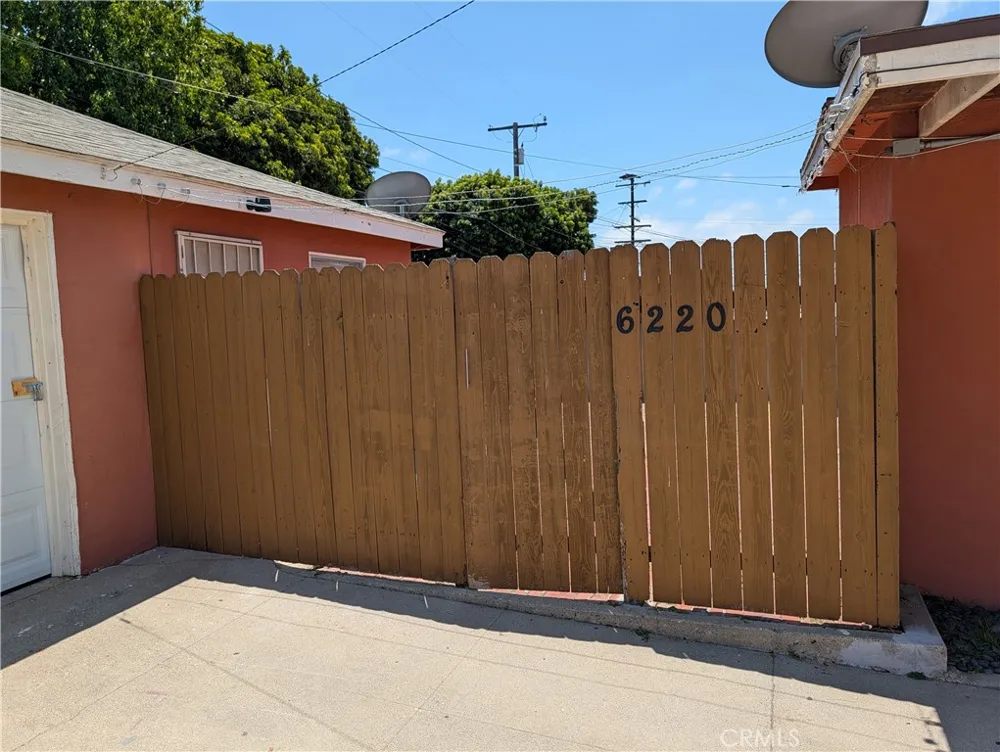 6220 S Fairfax Los Angeles, CA 90056