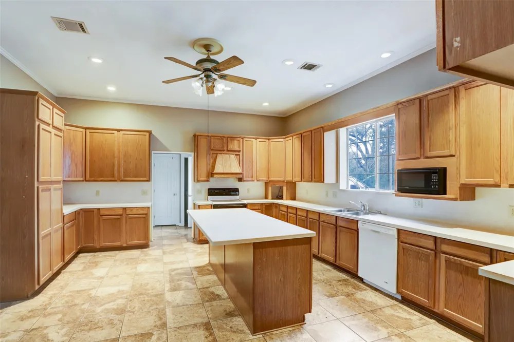 1207 Meyer Street Sealy, TX 77474