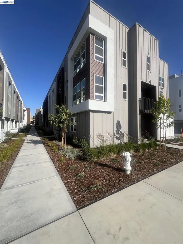 2015 Clement Avenue Alameda, CA 94501