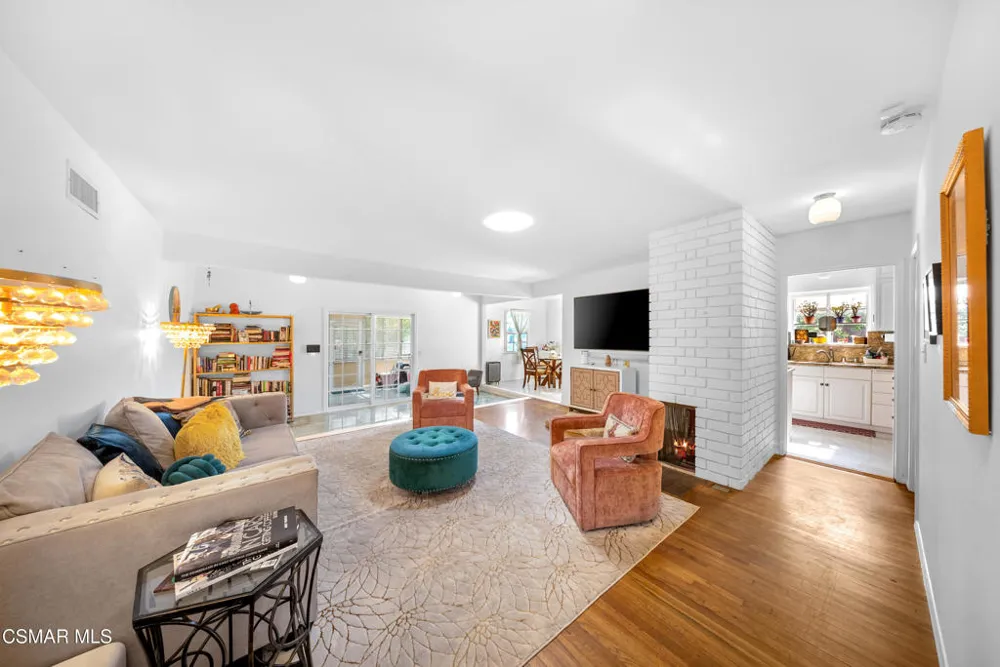 20428 Roscoe Boulevard Winnetka, CA 91306