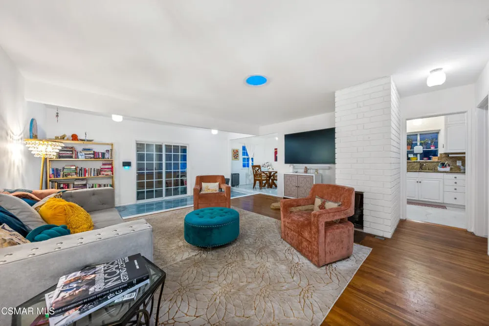 20428 Roscoe Boulevard Winnetka, CA 91306