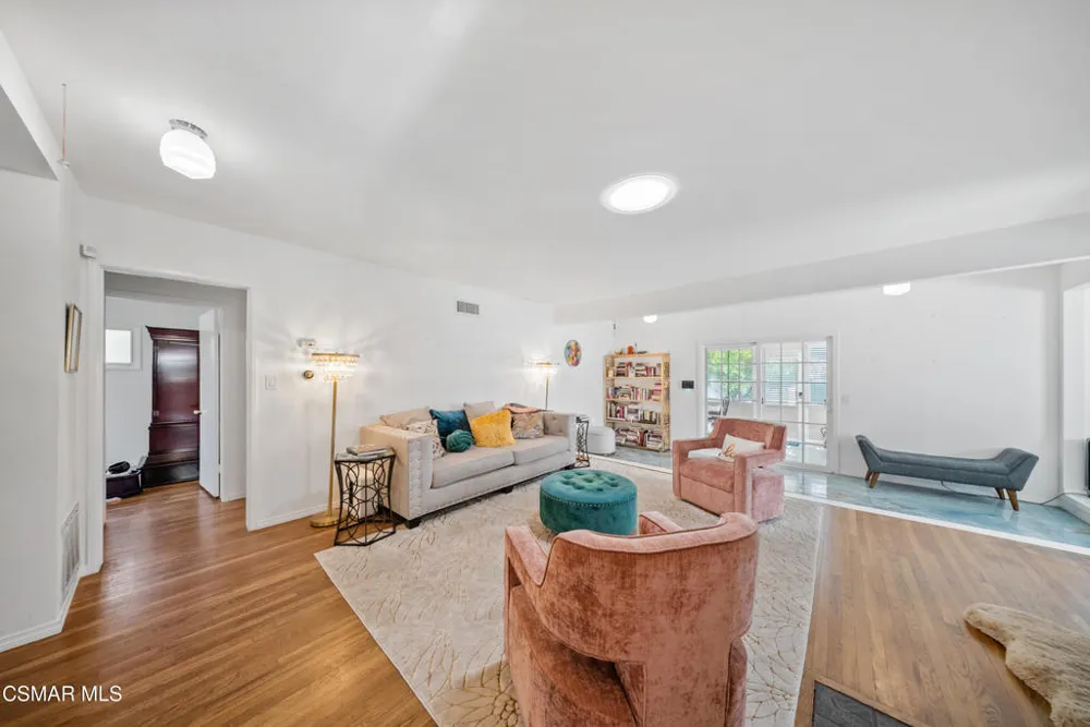 20428 Roscoe Boulevard Winnetka, CA 91306