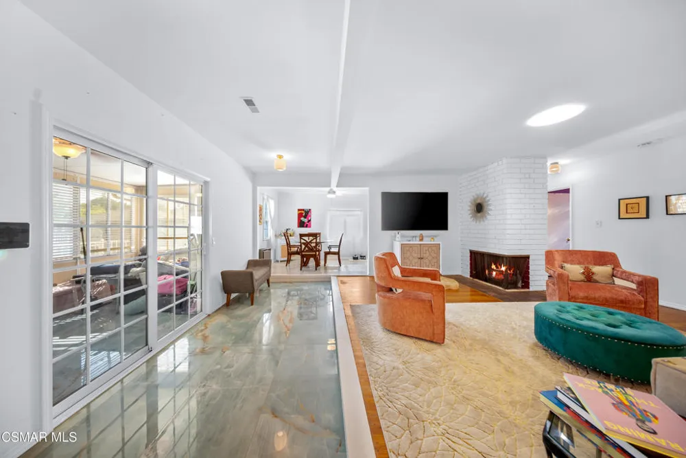 20428 Roscoe Boulevard Winnetka, CA 91306