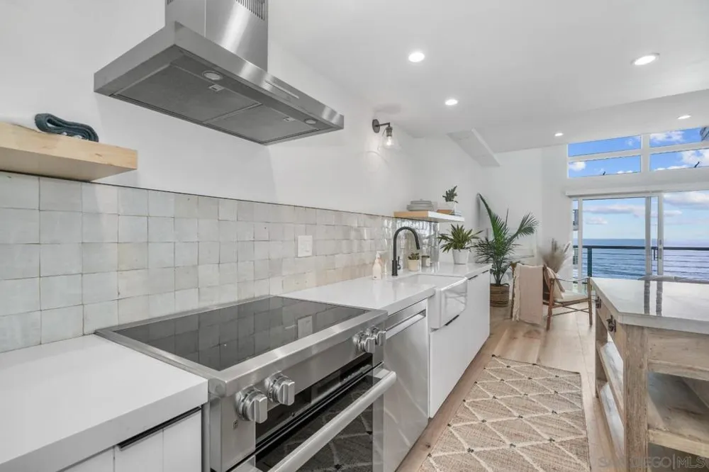 940 Sealane #16 Encinitas, CA 92024