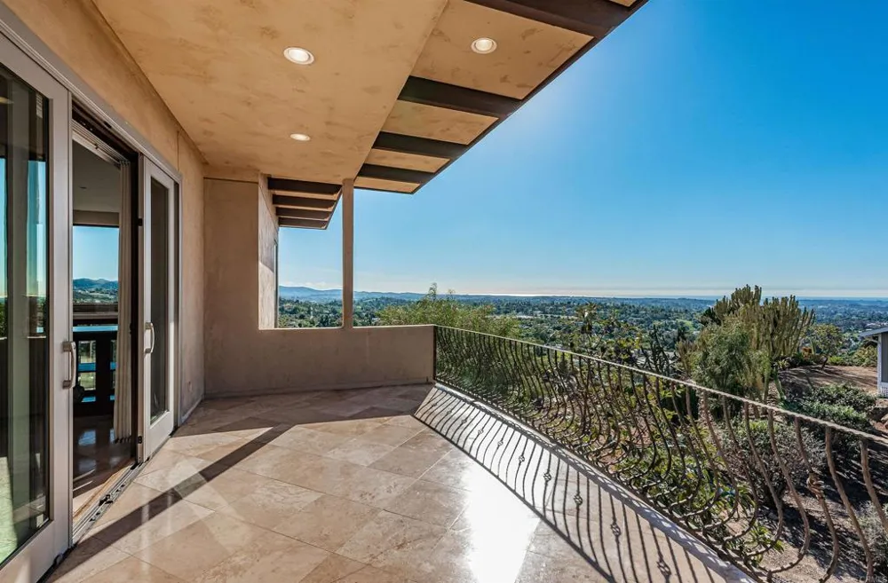 2362 Edgehill Road Vista, CA 92084