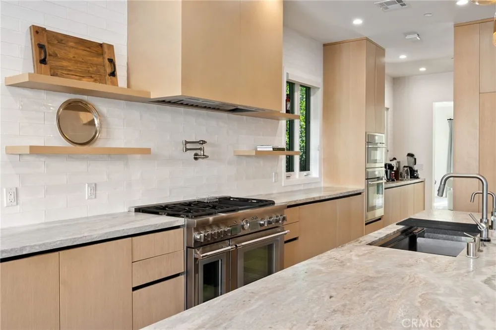 15547 Valley Vista Boulevard Encino, CA 91436