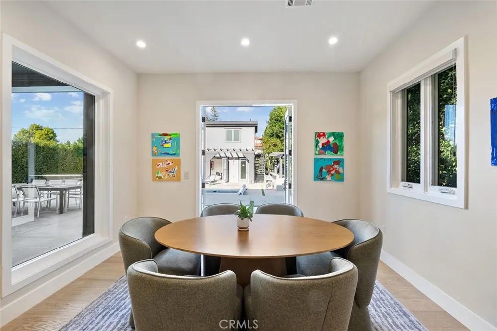 15547 Valley Vista Boulevard Encino, CA 91436