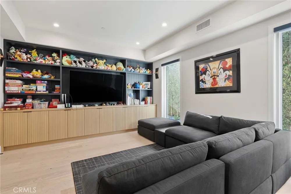 15547 Valley Vista Boulevard Encino, CA 91436