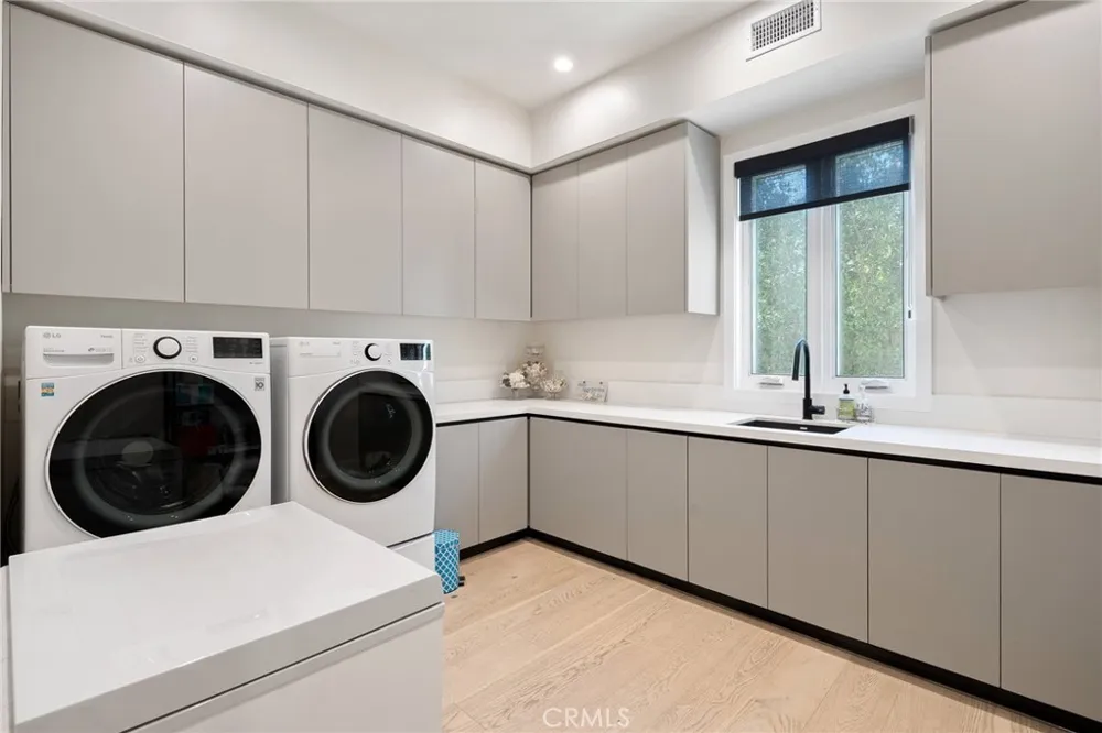 15547 Valley Vista Boulevard Encino, CA 91436