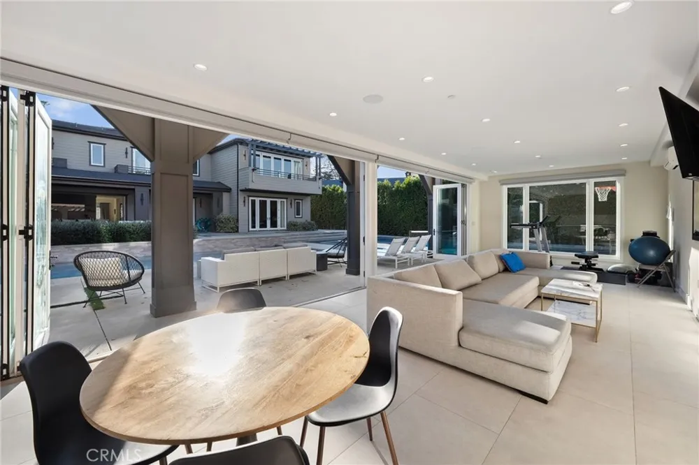 15547 Valley Vista Boulevard Encino, CA 91436