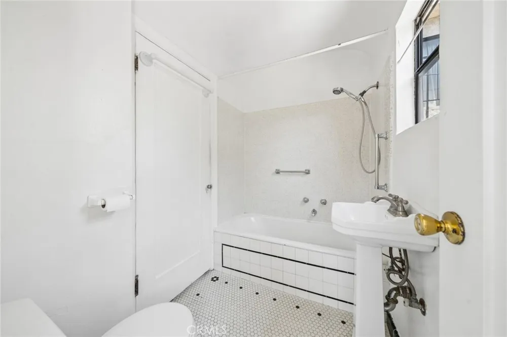 142 6th Street Seal Beach, CA 90740