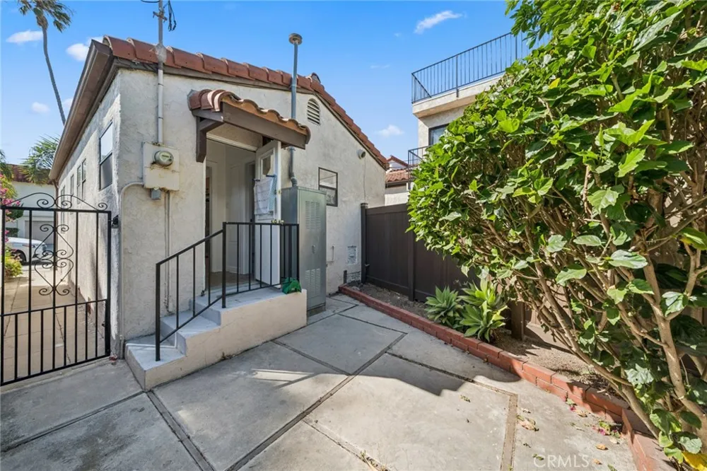 142 6th Street Seal Beach, CA 90740