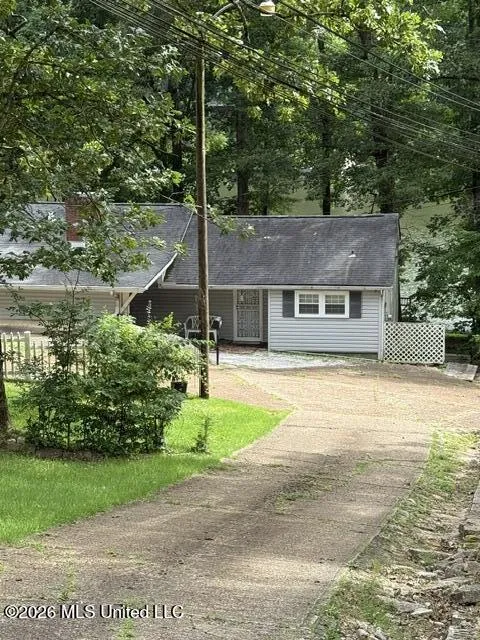 908 Lakeview Drive
