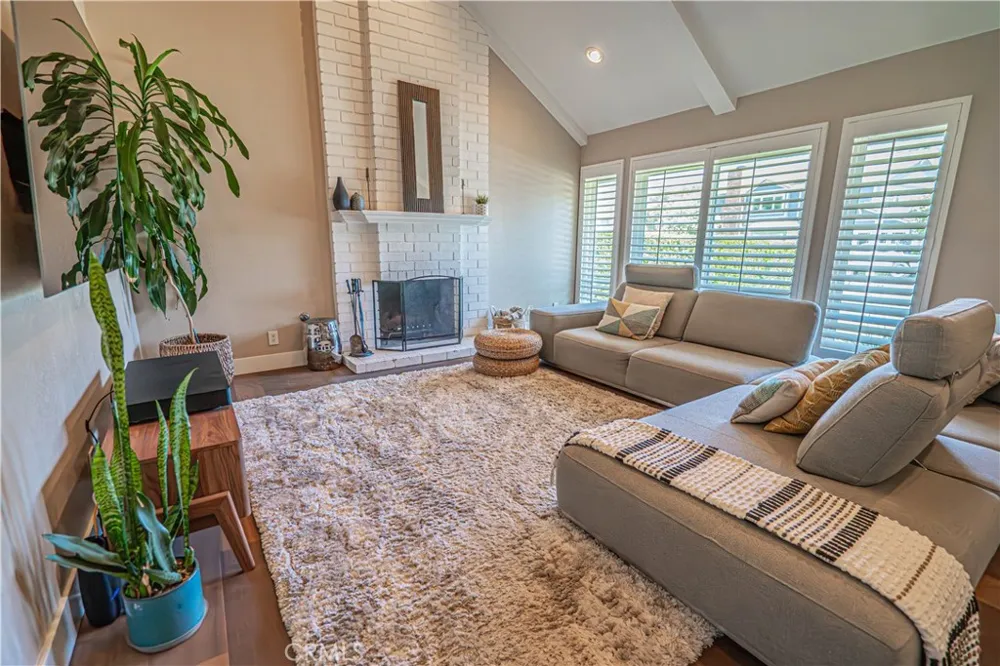 23340 Cedartown Newhall, CA 91321