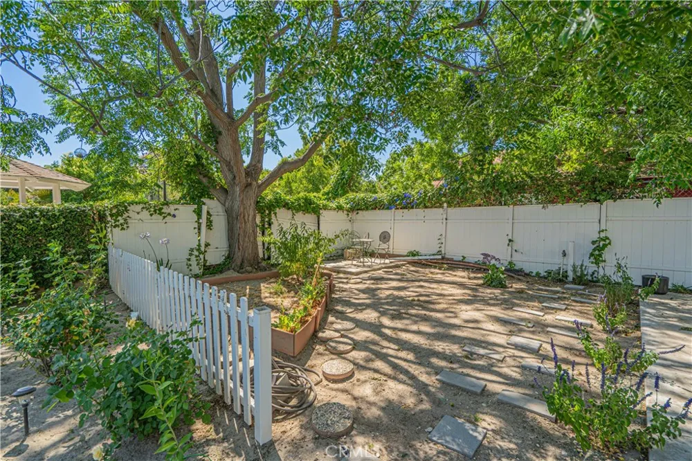 23340 Cedartown Newhall, CA 91321
