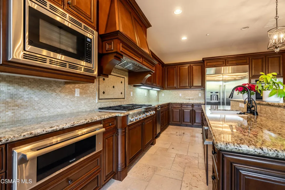 796 Via Sedona Newbury Park, CA 91320
