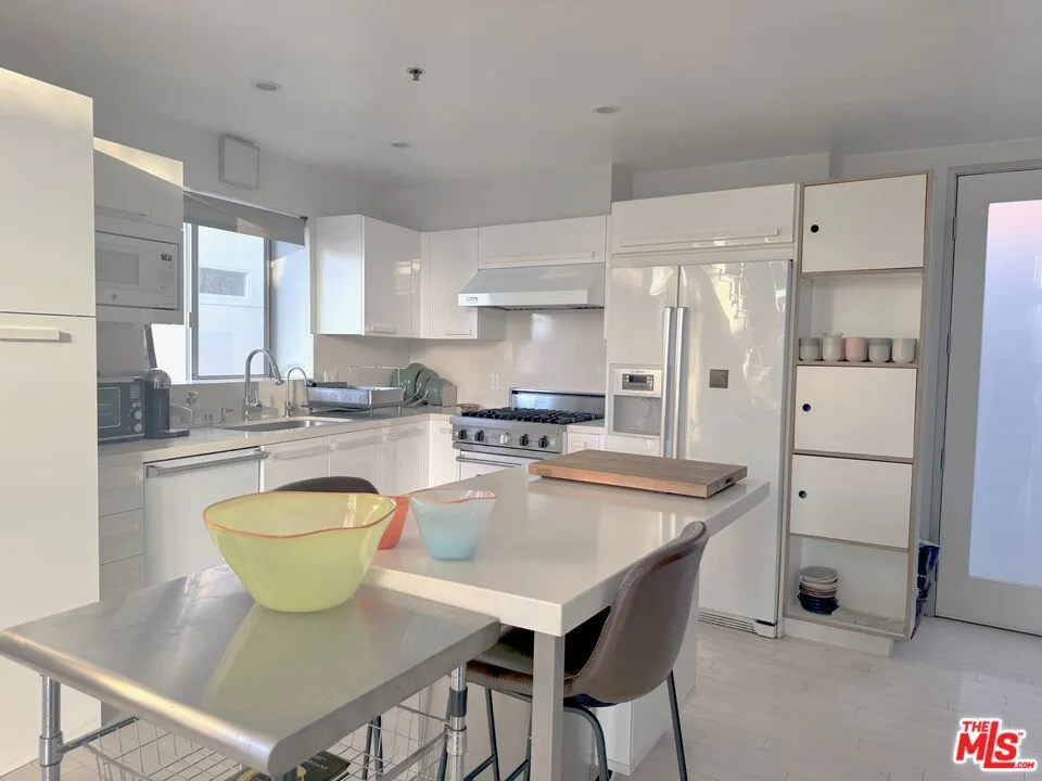 13326 Beach Avenue #203 Marina del Rey, CA 90292