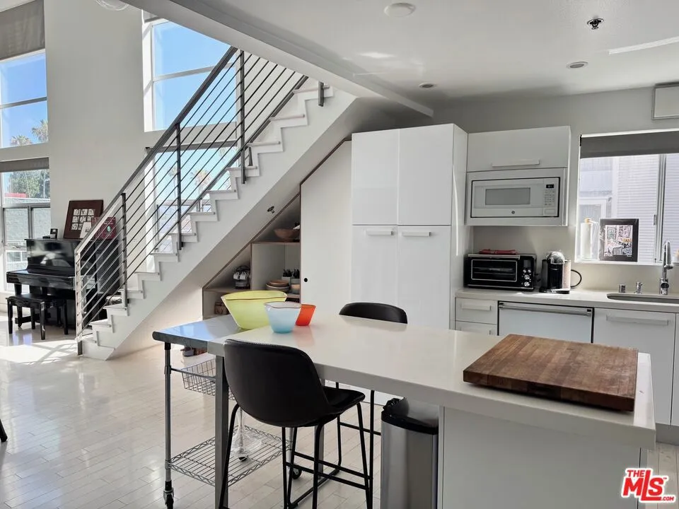 13326 Beach Avenue #203 Marina del Rey, CA 90292