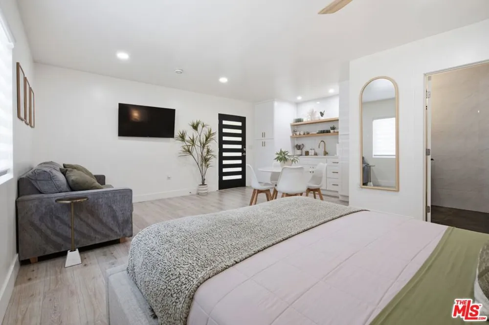 6734 Agnes Avenue North Hollywood, CA 91606