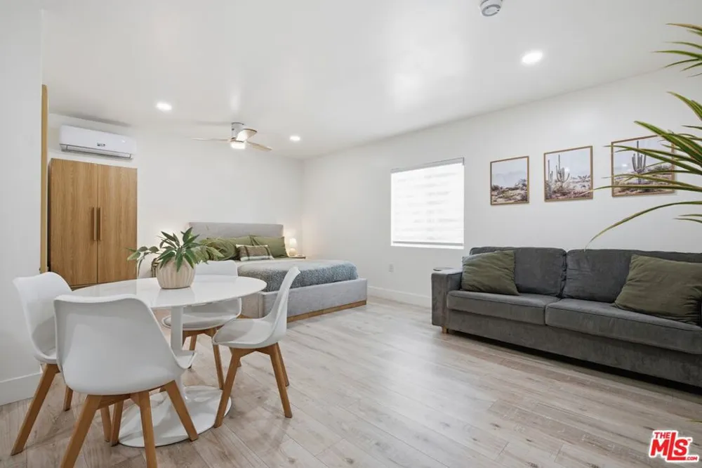 6734 Agnes Avenue North Hollywood, CA 91606