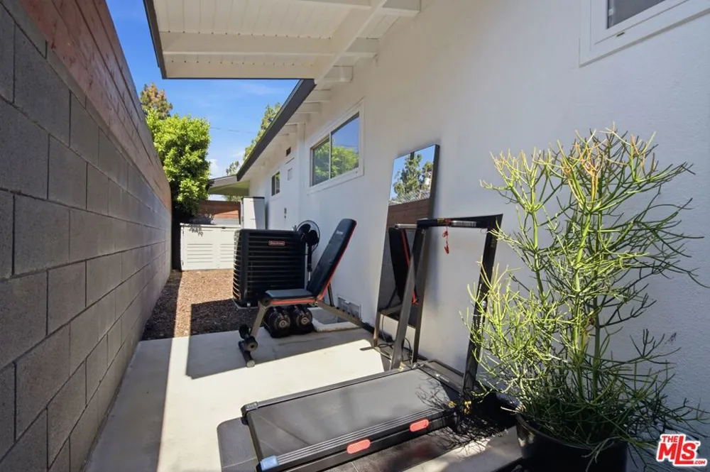6734 Agnes Avenue North Hollywood, CA 91606