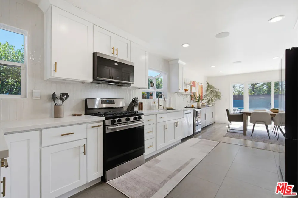 6734 Agnes Avenue North Hollywood, CA 91606