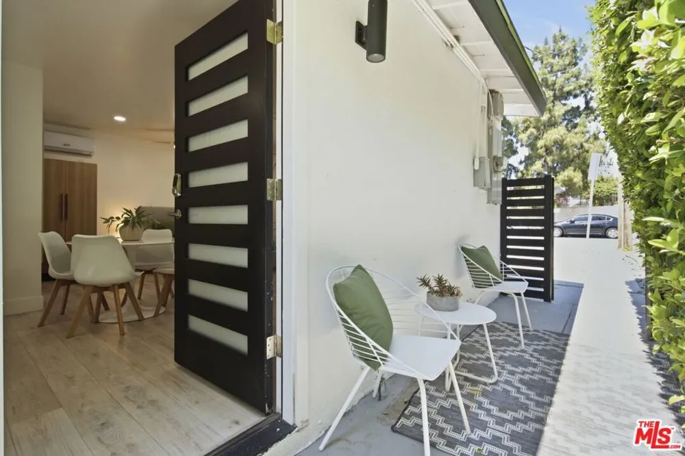 6734 Agnes Avenue North Hollywood, CA 91606