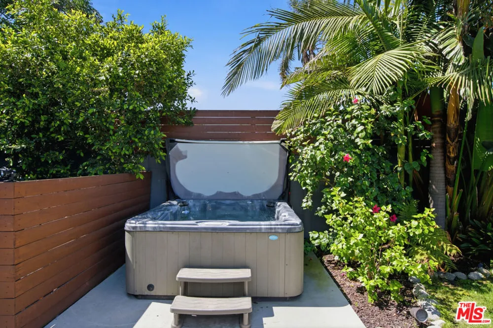 6734 Agnes Avenue North Hollywood, CA 91606