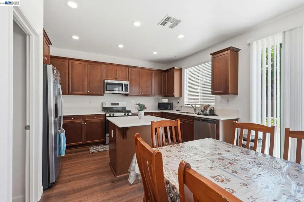 2126 Grapevine Dr Livingston, CA 95334